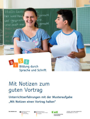 Coverbild der Broschüre: zeigt einen Schüler und eine Schülerin der Sekundarstufe I, die einen Vortrag vor der Klasse halten und dabei ihre schriftlichen Notizen in den Händen halten.
