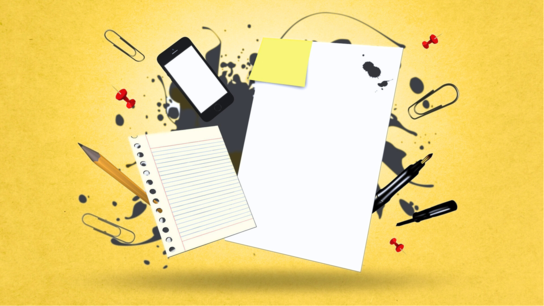 Bild zeigt Schreibutensilien, die Schreiben im analogen und digitalen Kontext verdeutlichen: ein Blatt Papier mit einem Post-it, ein Kollegeblock, Stifte, ein Handy